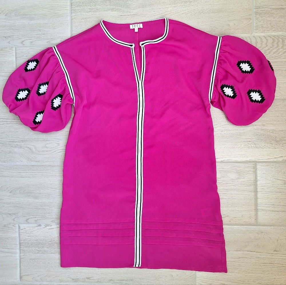TCEC Fuschia Puff Sleeved Embroidered Short Sleeved Dress Size Small Lightweight